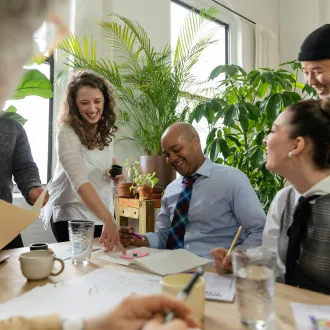 Cómo fomentar un ambiente de trabajo positivo - coaching liderazgo